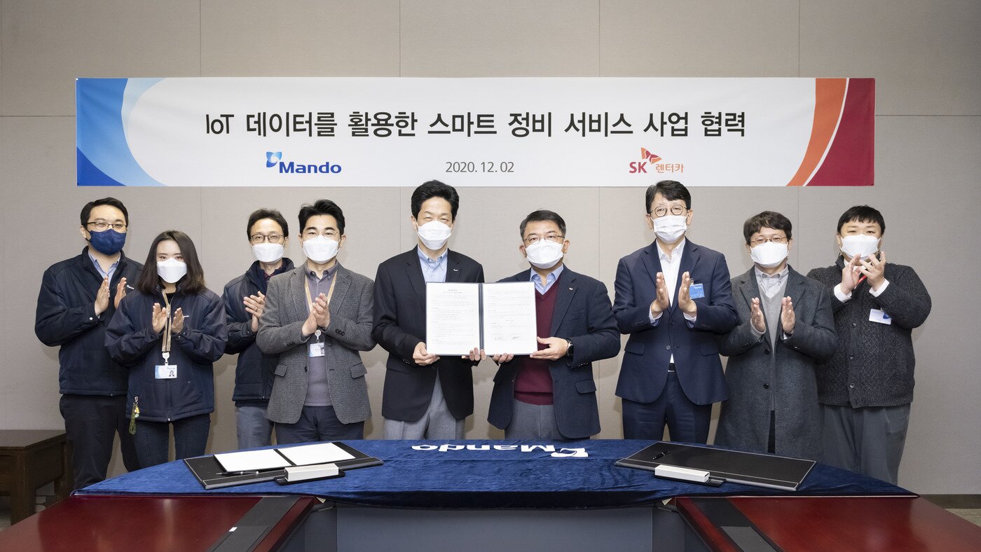 본문 이미지 - 양사 관계자들이 지난 2일 판교 만도 글로벌 R&D 센터에서 ‘MOU’ 체결 후 기념 촬영을 하고 있다.(양사 제공)ⓒ 뉴스1ⓒ 뉴스1