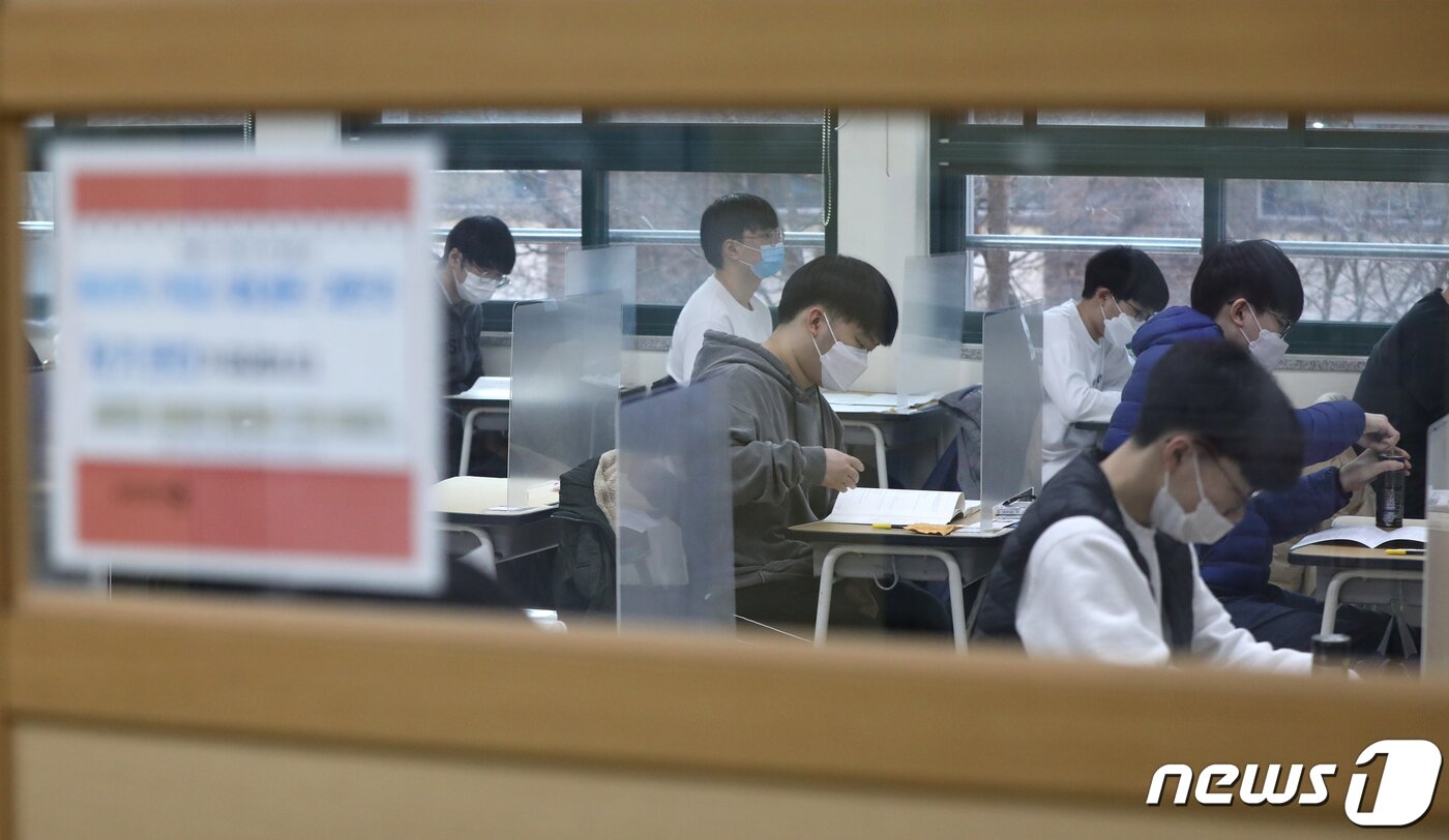 본문 이미지 - 12월3일 2021학년도 대학수학능력시험이 치러진 서울 종로구 경복고등학교 고사장 모습. 코로나19 바이러스를 막기 위해 마스크, 가, 거리두기 등 가능한 방어수단이 모두 동원됐다. ⓒ News1 민경석 기자