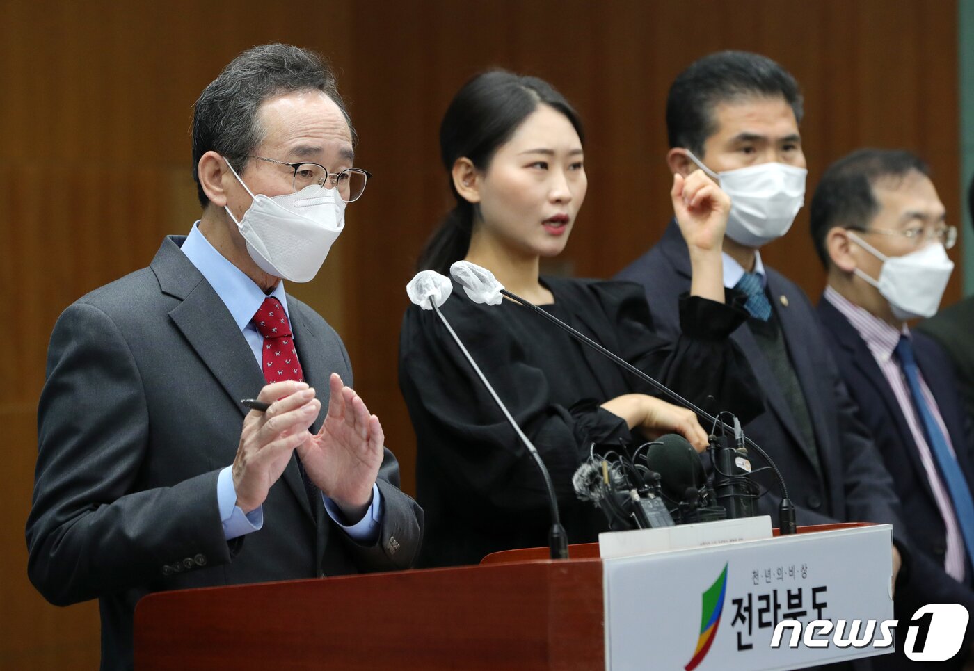 본문 이미지 - 송하진 전북도지사가 3일 전북 전주시 전북도청에서 국가예산 확보 상황에 대해 설명하고 있다. 전북도는 역대 최대인 총 8조2,675억원을 확보하며 8조원 시대 개막을 알렸다. 2020.12.3/뉴스1 ⓒ News1 유경석 기자