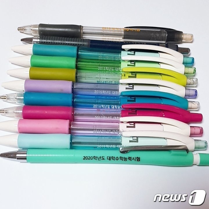본문 이미지 - 과거 대학수학능력시험 고사장에서 수험생들에게 지급된 이른바 &#39;수능샤프&#39;의 모습. &#40;독자 제공&#41; ⓒ 뉴스1