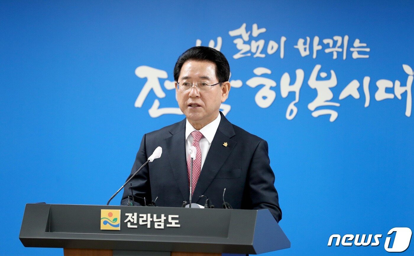 본문 이미지 - 김영록 전라남도지사가 지난달 3일 오전 도청 브리핑룸에서 '2021년 국고 예산 확보' 관련 브리핑을 하고 있다.(전남도 제공)2020.12.3/뉴스1