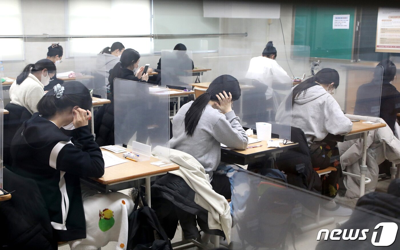본문 이미지 - 2021학년도 대학수학능력시험이 실시된 3일 오전 대전교육청 제27지구 제13시험장이 마련된 괴정고등학교에서 수험생들이 시험 시작을 기다리고 있다. (대전교육청 제공) 2020.12.3/뉴스1 ⓒ News1 김기태 기자