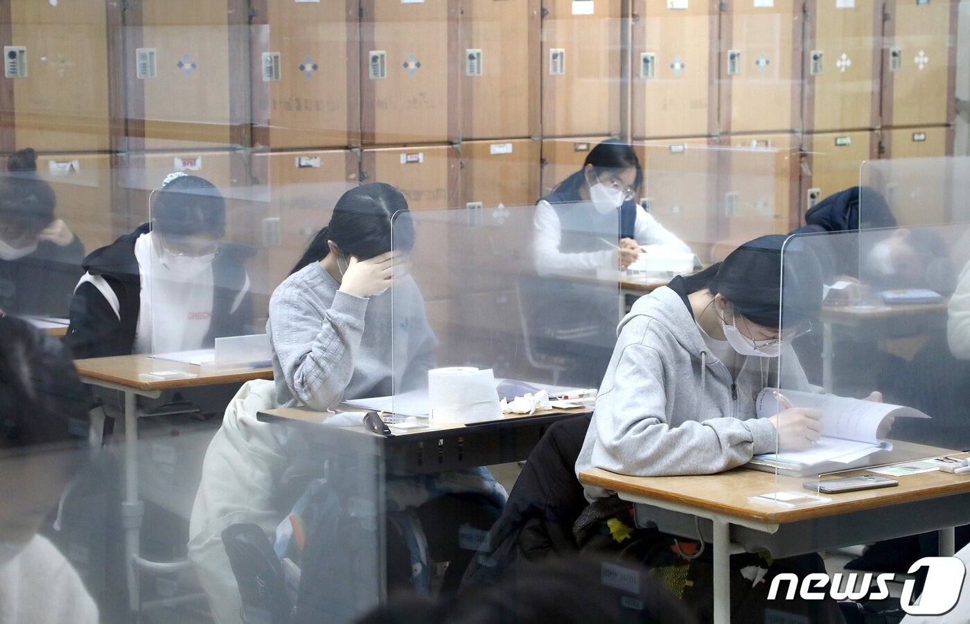 본문 이미지 - 3일 대전 괴정고등학교에서 수험생들이 시험을 준비하는 모습.(대전교육청 제공) 2020.12.3/뉴스1 ⓒ News1 김기태 기자