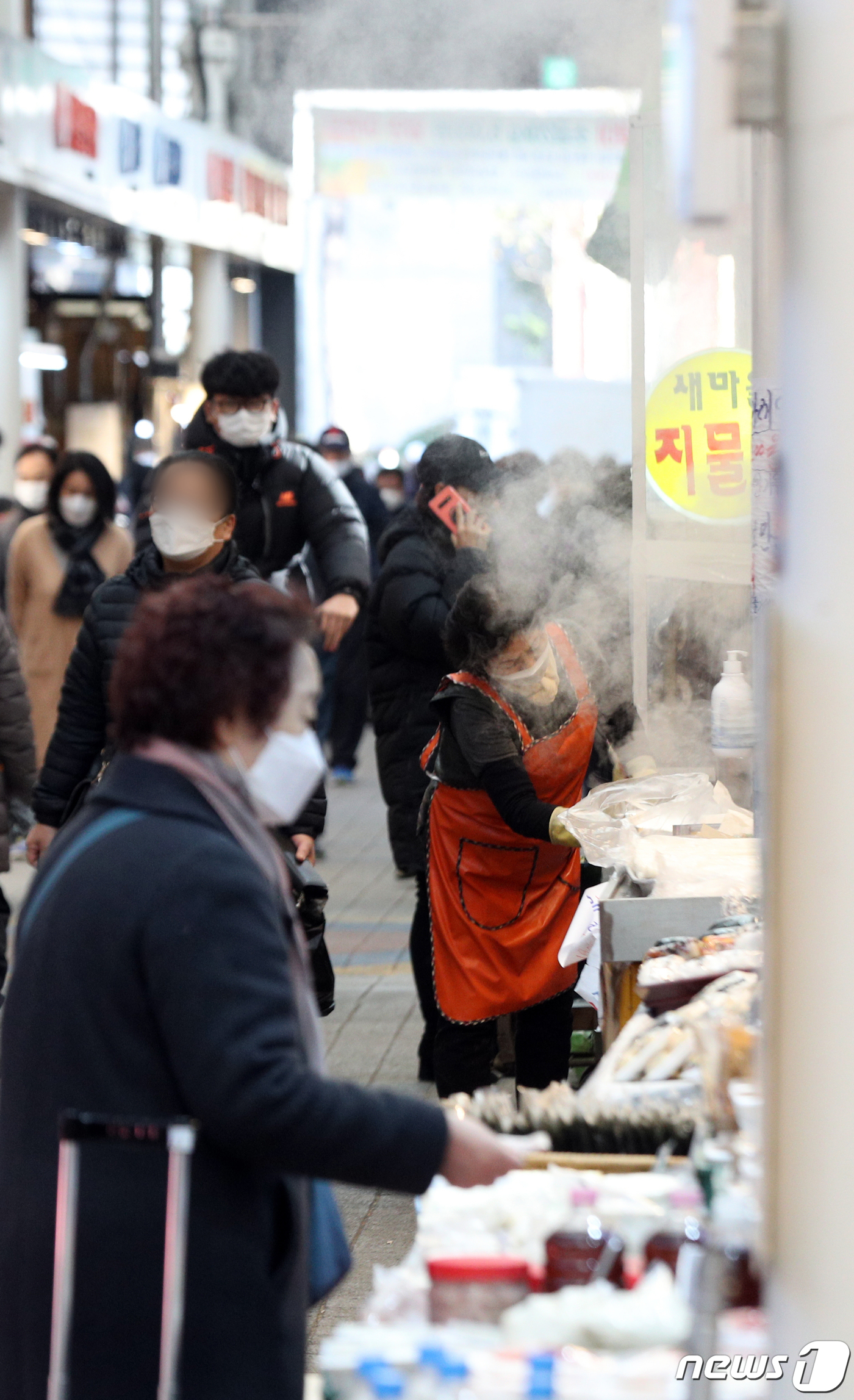 (서울=뉴스1) 황기선 기자 = 3일 서울 송파구 새마을전통시장에서 상인들이 분주하게 움직이고 있다.국회는 지난 2일 신종 코로나바이러스 감염증(코로나19)  피해 지원을 위해 2 …