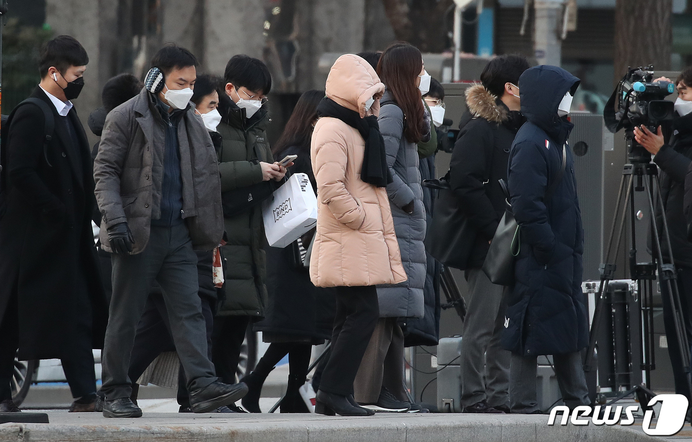 (서울=뉴스1) 김진환 기자 = 올 겨울 들어 가장 추운 30일 오전 서울 광화문 네거리에서 두꺼운 옷을 입은 시민들이 발걸음을 옮기고 있다. 2020.12.30/뉴스1