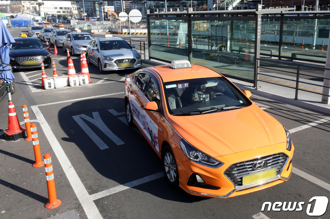 (서울=뉴스1) 황기선 기자 = 30일 오전 서울역 앞에 택시가 줄 지어 서있다.서울시는 ‘여객자동차운송사업 개선명령 및 준수사항’을 공고, 법인 중형택시 신규 차량은 흰색이나 은 …