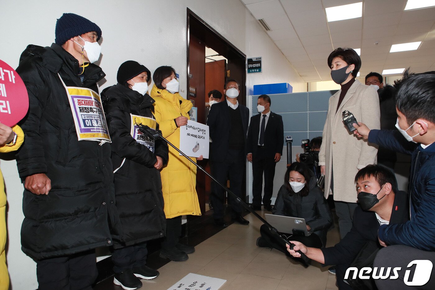본문 이미지 - 백혜련 소위원장(오른쪽)이 30일 오후 서울 여의도 국회에서 열린 법제사법위원회 법안심사제1소위원회 참석하며 중대재해기업처벌법 제정을 촉구하는 고 이한빛PD 아버지 이용관씨, 고 김용균씨 어머니 김미숙 김용균재단이사장, 강은미 정의당 원내대표와 대화하고 있다. 2020.12.30/뉴스1 ⓒ News1 신웅수 기자