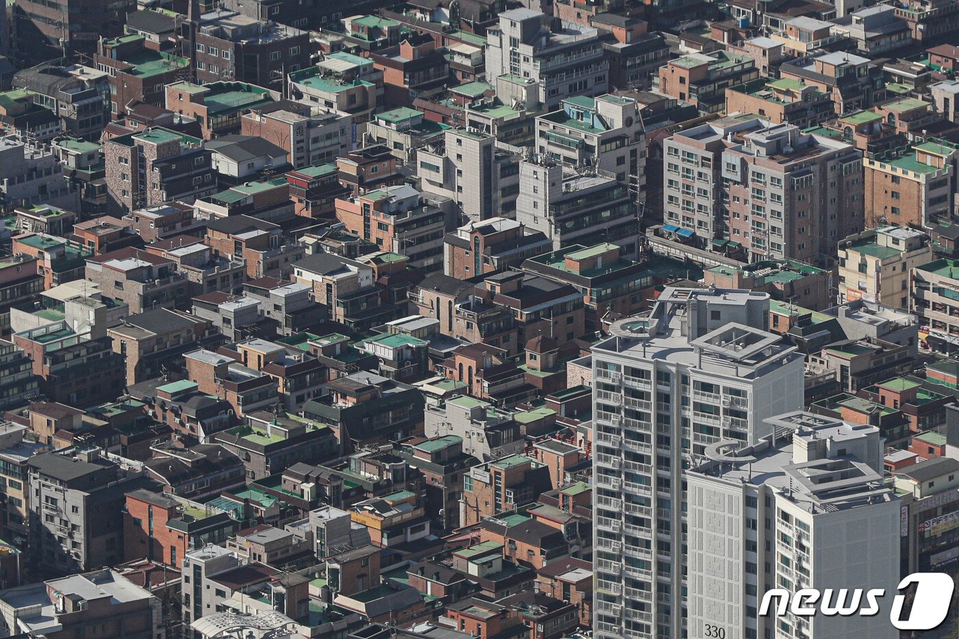 본문 이미지 - 서울 송파구 서울스카이에서 바라본 서울 도심의 빌라 밀집지역. ⓒ News1 성동훈 기자