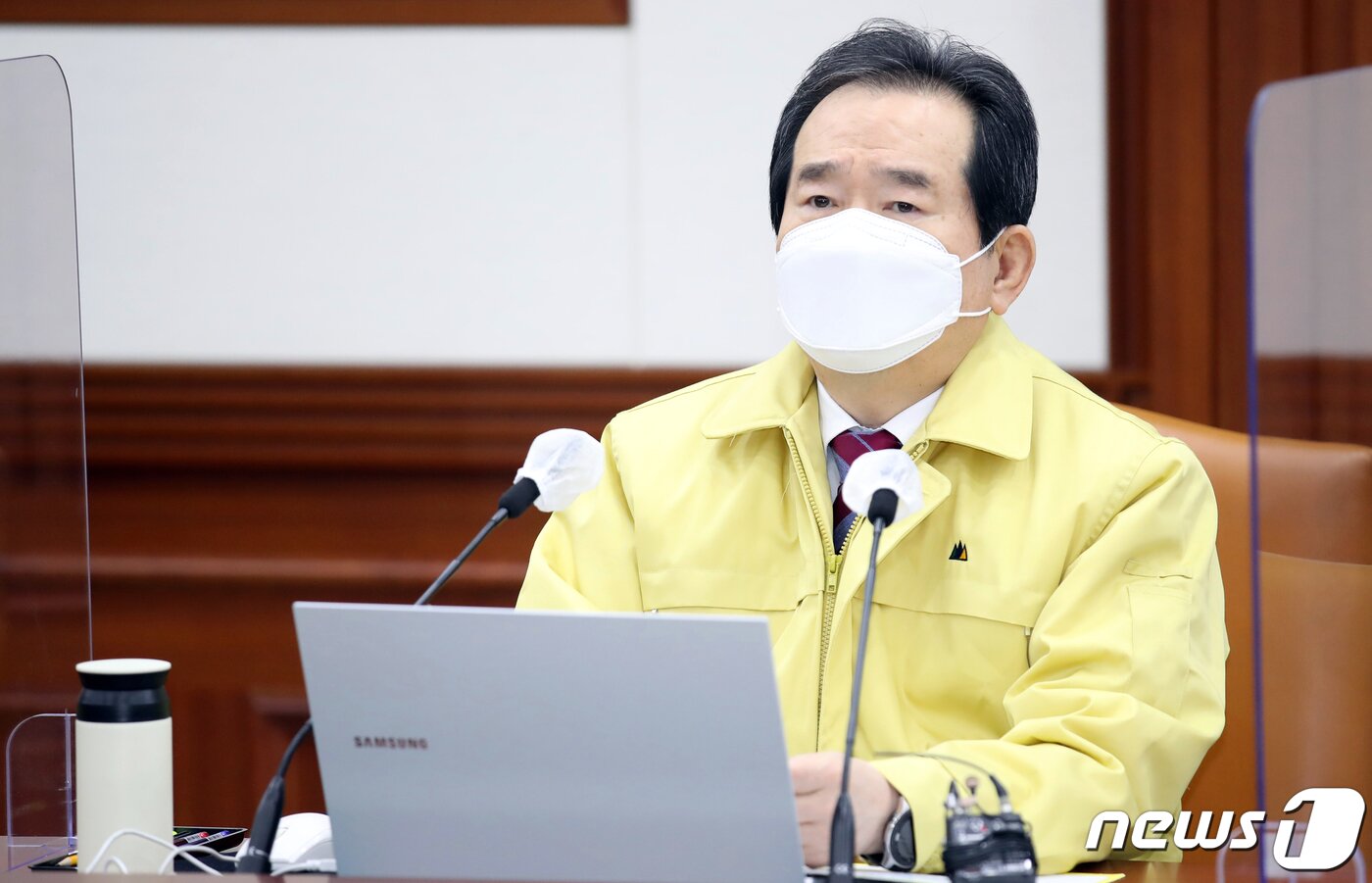 본문 이미지 - 정세균 국무총리가 31일 서울 종로구 정부서울청사에서 열린 코로나19 중앙방역대책본부(중대본) 회의에서 발언을 하고 있다. 2020.12.31/뉴스1 ⓒ News1 김명섭 기자