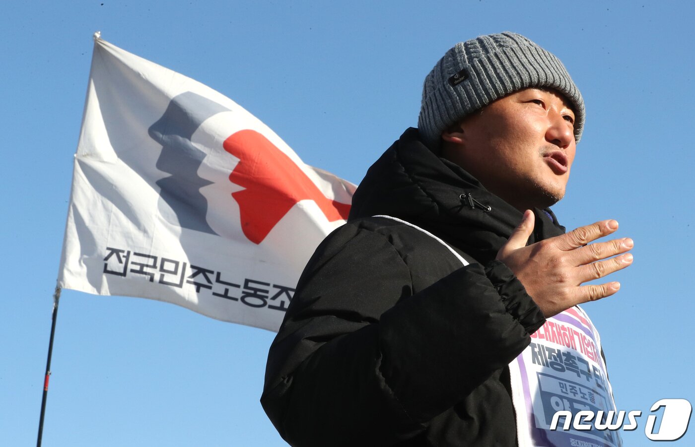 본문 이미지 - 양경수 전국민주노동조합총연맹(민주노총) 위원장이 31일 서울 영등포구 국회의사당 앞에서 뉴스1과 인터뷰를 하고 있다. 2020.12.31/뉴스1 ⓒ News1 이성철 기자