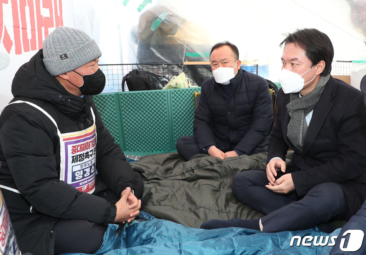 본문 이미지 - 김종철 정의당 대표가 31일 오후 서울 여의도 국회 앞 중대재해기업처벌법 제정 촉구 단식농성장을 방문해 양경수 민주노총 위원장과 이야기를 나누고있다. 2020.12.31/뉴스1 ⓒ News1 신웅수 기자