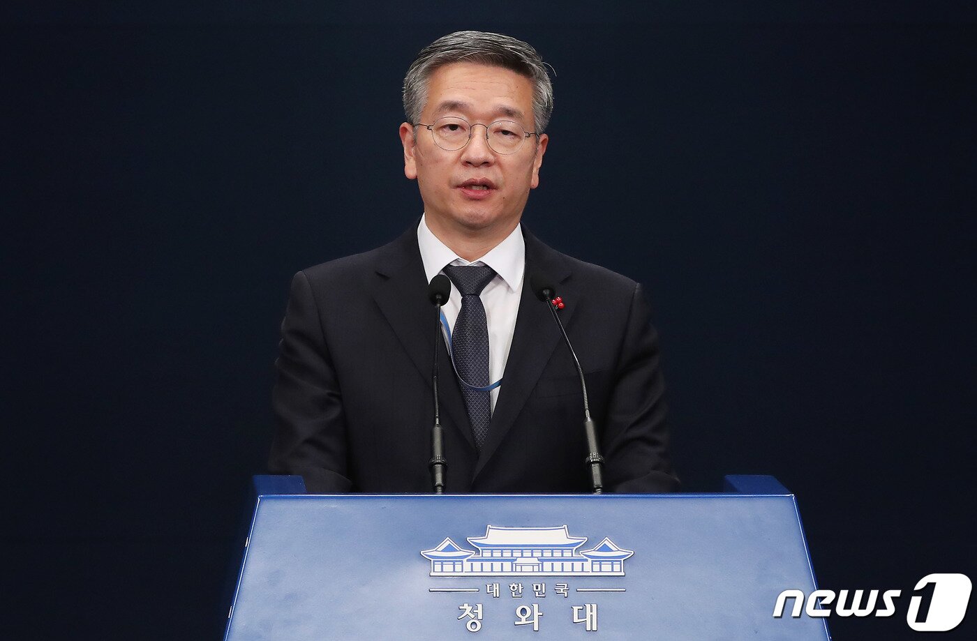 본문 이미지 - 김종호 민정수석이 31일 오후 춘추관에서 이임 인사를 하고 있다. 문재인 대통령은 이날 노영민 비서실장 후임으로 유영민 전 과학기술정보통신부 장관, 김종호 민정수석 후임에 신현수 전 국가정보원 기획조정실장을 임명했다. 2020.12.31/뉴스1 ⓒ News1 박정호 기자