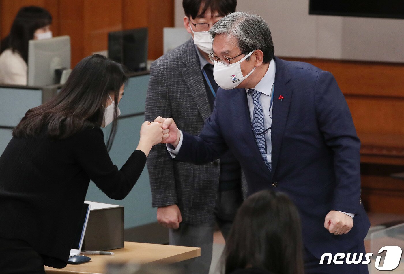 본문 이미지 - 노영민 대통령 비서실장이 31일 오후 춘추관에서 취재진과 이임 인사를 나누고 있다. 문재인 대통령은 이날 노영민 비서실장 후임으로 유영민 전 과학기술정보통신부 장관, 김종호 민정수석 후임에 신현수 전 국가정보원 기획조정실장을 임명했다. 2020.12.31/뉴스1 ⓒ News1 박정호 기자