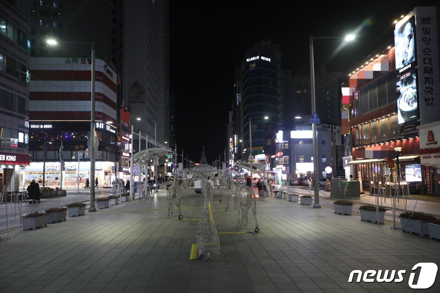 본문 이미지 - 31일 오후 6시 부산 해운대 구남로 일대가 한적한 분위기를 띄고 있다.2020.12.31ⓒ 뉴스1 노경민 기자