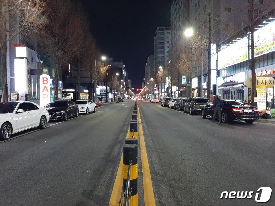 본문 이미지 - 31일 밤 대전 유성 봉명동 로데오거리 주변 모습. ⓒ 뉴스1