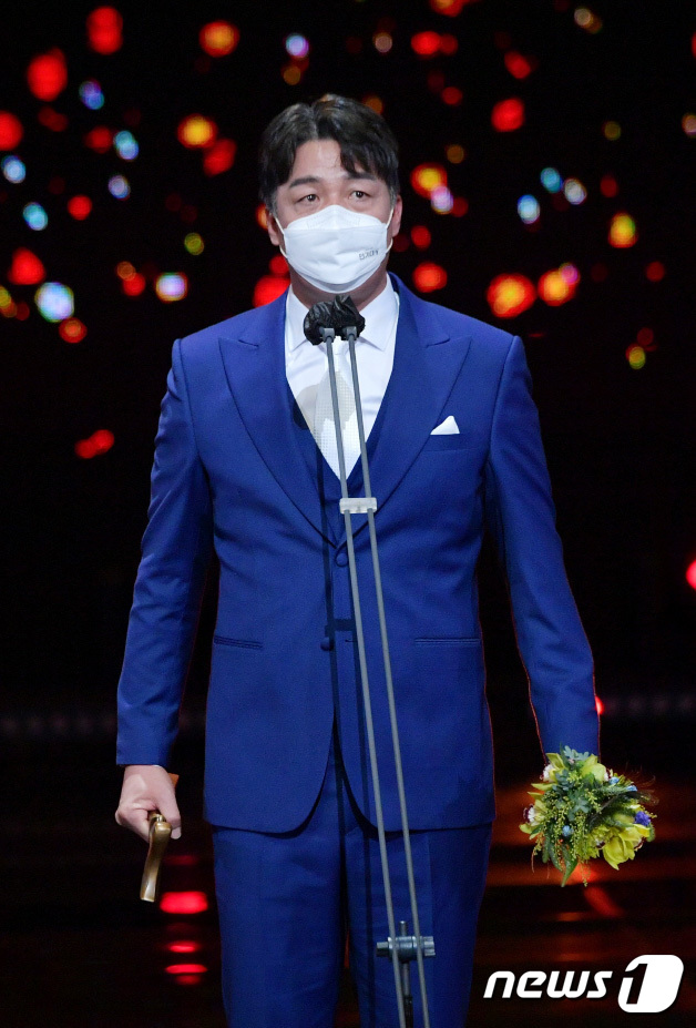 (서울=뉴스1) 권현진 기자 = 배우 안길강이 31일 오후 온택트로 진행된 '2020 KBS 연기대상'에 참석해 조연상을 수상한 뒤 소감을 말하고 있다. (KBS 제공) 2020. …