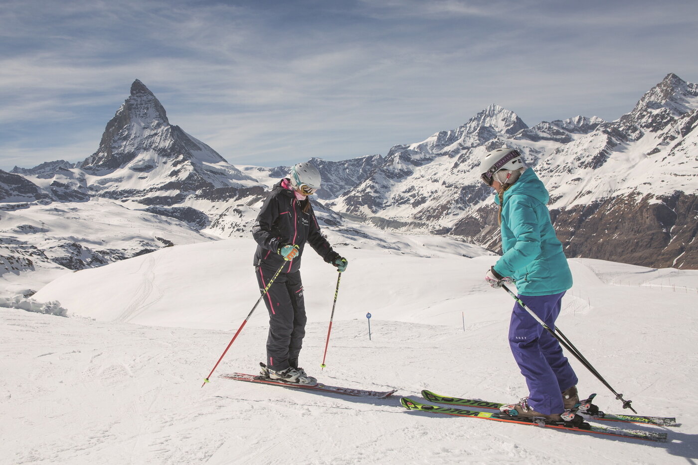 본문 이미지 - 알프스에 둘러싸여 스키를 즐기는 스키어들