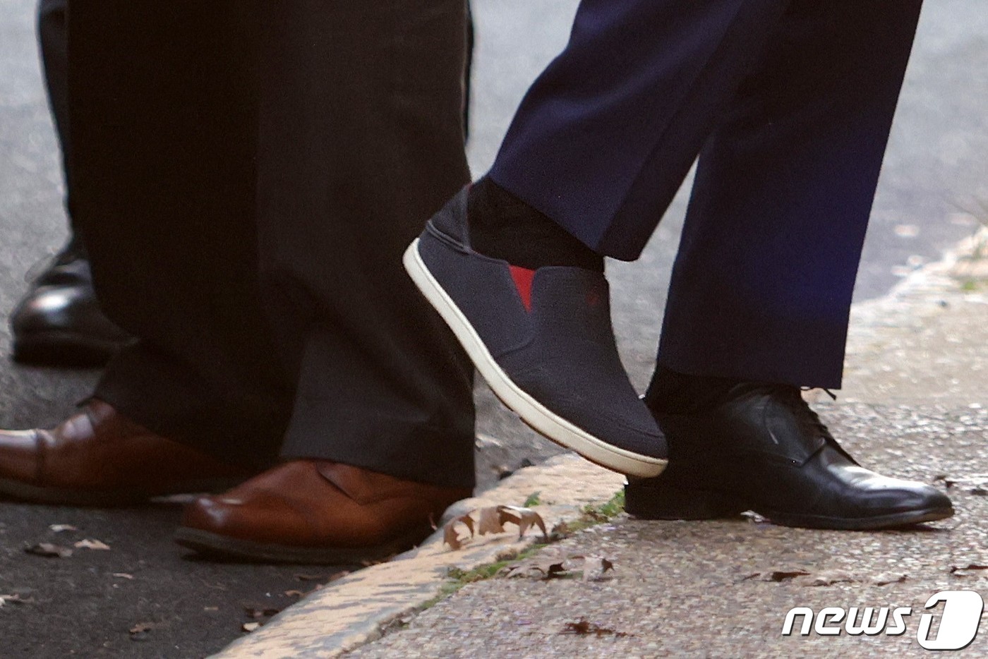 (윌밍턴 AFP=뉴스1) 우동명 기자 = 조 바이든 미국 대통령 당선인이 3일(현지시간) 오른 발 깁스를 풀고 델라웨어주 윌밍턴의 퀸 시어터에서 CNN과 인터뷰를 하기 위해 도착을 …