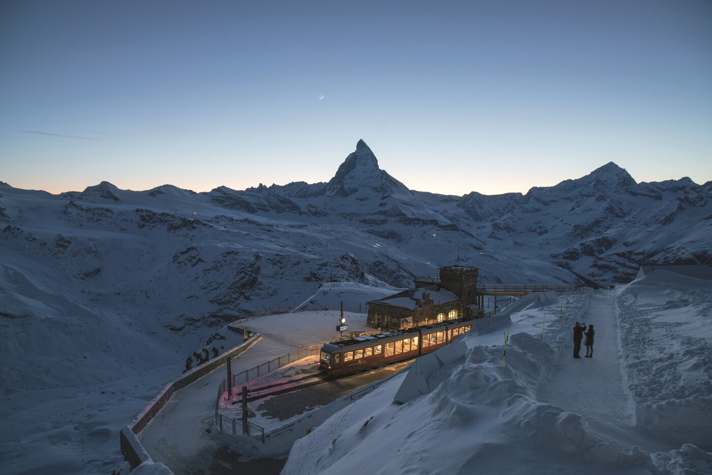 본문 이미지 - 어둠이 내려앉은 체르마트