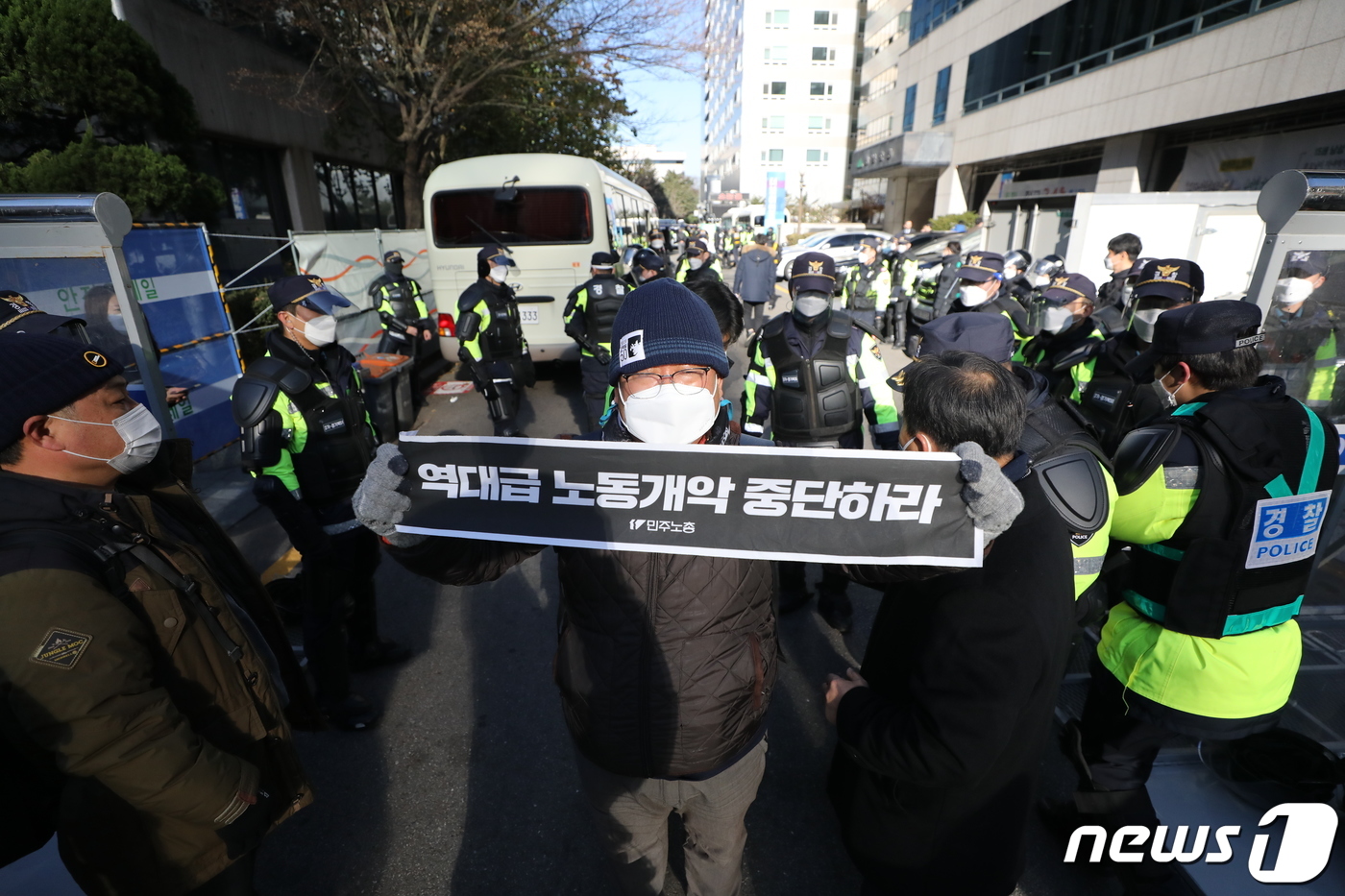 (서울=뉴스1) 허경 기자 = 민주노총 관계자가 4일 서울 여의도 더불어민주당사 앞에서 전태일 3법 통과를 촉구하는 피켓시위를 벌이고 있다. 경찰은 민주노총의 산발적인 집회에 대비 …