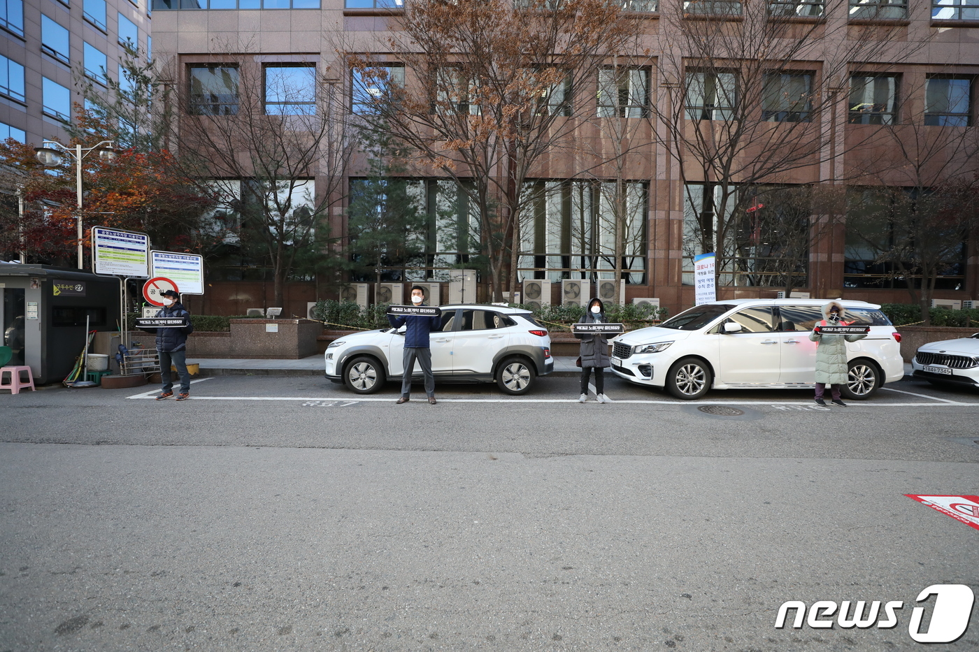 (서울=뉴스1) 허경 기자 = 민주노총 관계자들이 4일 서울 여의도 국회 앞 여의대로 일대에서 전태일 3법 통과를 촉구하는 피켓시위를 벌이고 있다. 경찰은 민주노총의 산발적인 집회 …