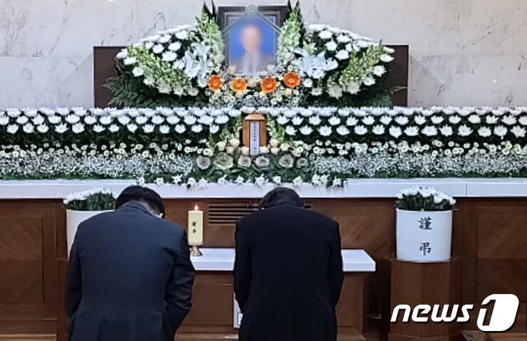 본문 이미지 - 이낙연 더불어민주당 대표가 4일 '옵티머스 의혹'으로 검찰수사 중 사망한 더불어민주당 대표실 부실장 이 모씨의 빈소가 마련된 서울 강남성모병원 장례식장을 찾아 조문하고 있다. (이낙연 대표 측 제공) 2020.12.4/뉴스1