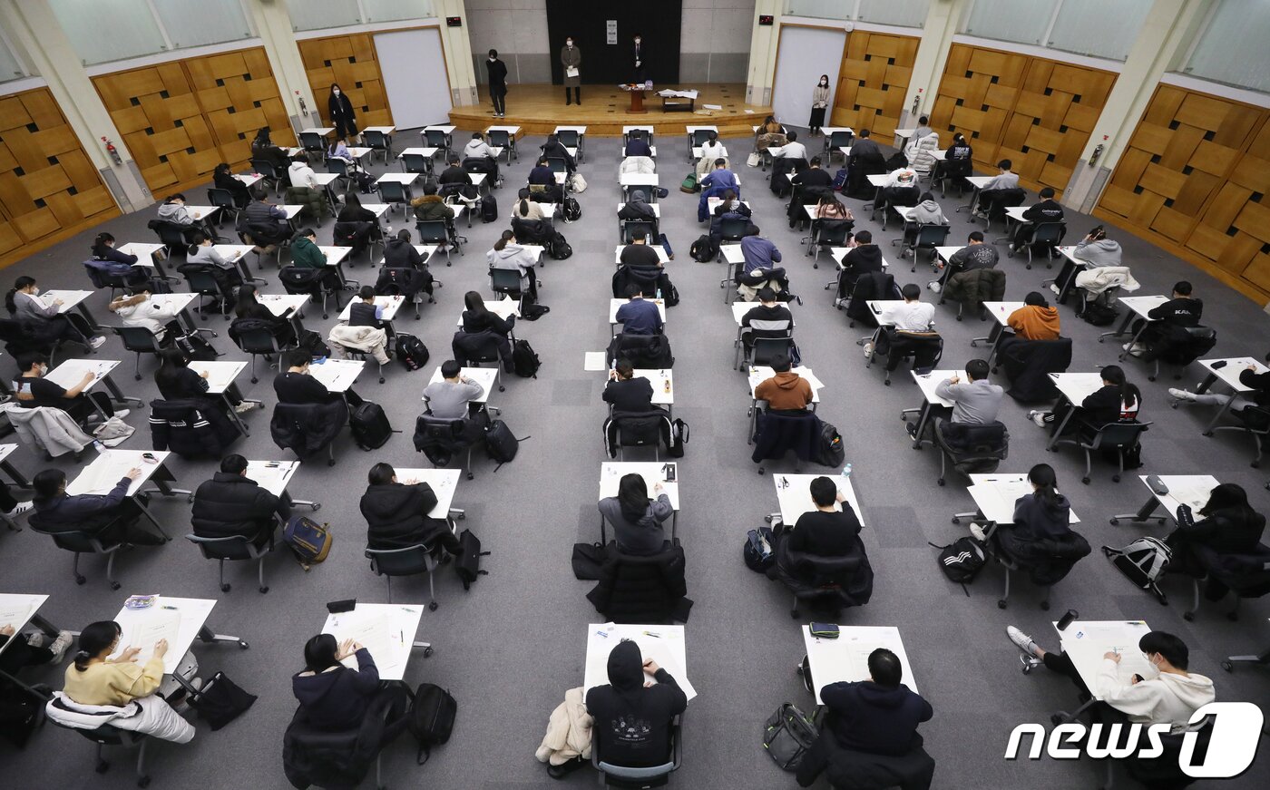 본문 이미지 - 2021학년도 대입 수시모집 논술고사 모습./뉴스1 ⓒ News1 송원영 기자