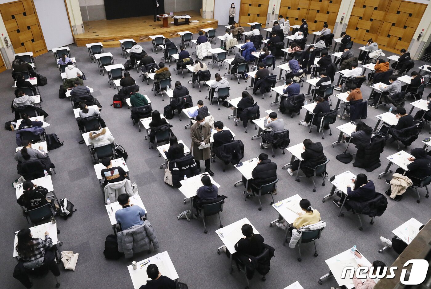 본문 이미지 - 서울 건국대 새천년관에서 5일 열린 논술고사에서 수험생들이 시험을 보고 있다. 2020.12.5/뉴스1 ⓒ News1 송원영 기자