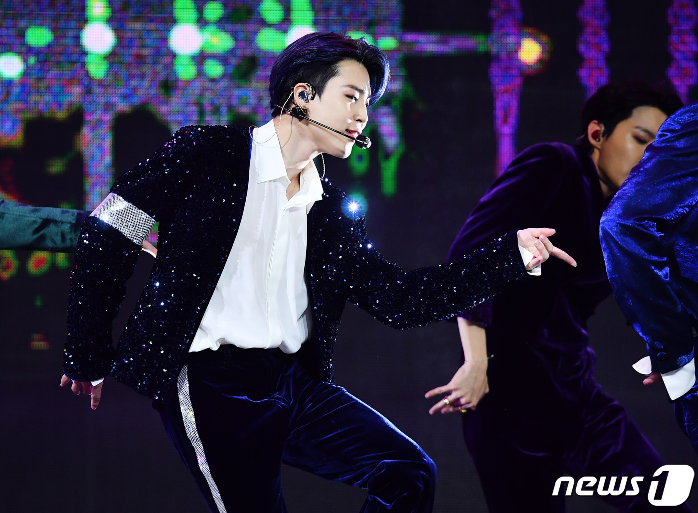 (서울=뉴스1) 권현진 기자 = 그룹 방탄소년단(BTS) 지민이 5일 오후 7시에 열린 'MMA 2020'(멜론뮤직어워드 2020)에 참석해 화려한 축하공연을 선보이고 있다. (카 …