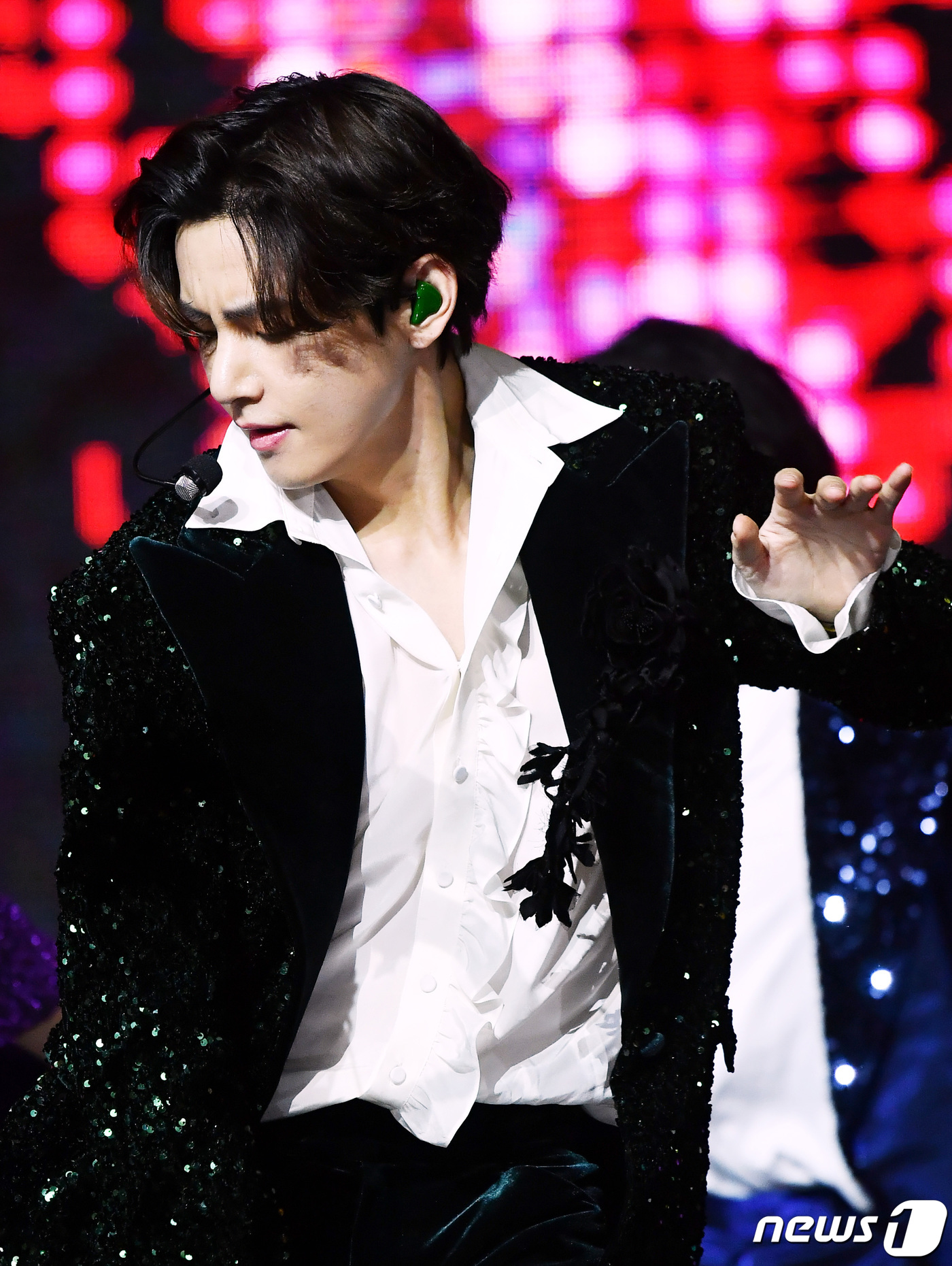 (서울=뉴스1) 권현진 기자 = 그룹 방탄소년단(BTS) 뷔가 5일 오후 7시에 열린 'MMA 2020'(멜론뮤직어워드 2020)에 참석해 화려한 축하공연을 선보이고 있다. (카카 …