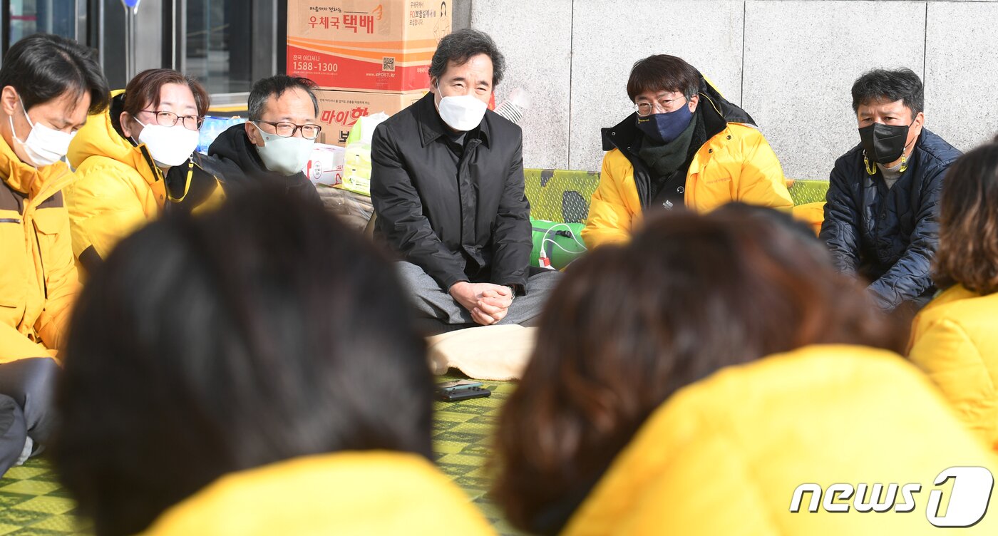 본문 이미지 - 이낙연 더불어민주당 대표가 6일 서울 여의도 국회 본청 앞에서 &#39;세월호 참사 진상규명 위한 사회적참사특별법&#39; 제정을 촉구하며 농성 중인 세월호 유가족들을 찾아 의견을 듣고 있다. 2020.12.6/뉴스1 ⓒ News1 성동훈 기자
