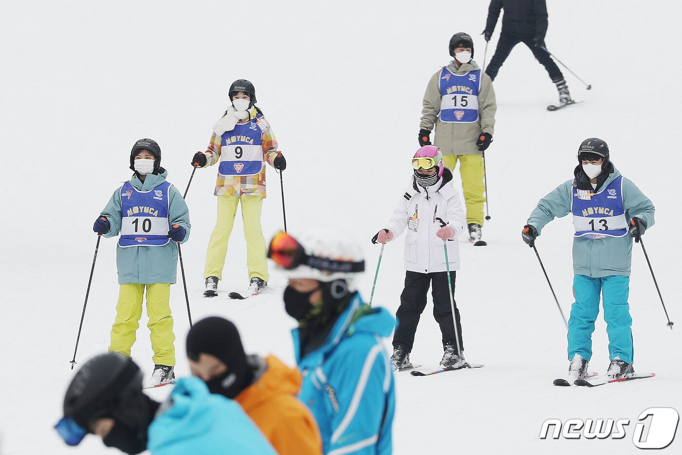 본문 이미지 - 지난달 6일 강원도 춘천 엘리시안 강촌 스키장. 모두가 마스크를 쓰고 있다.  2020.12.6/뉴스1 ⓒ News1 민경석 기자