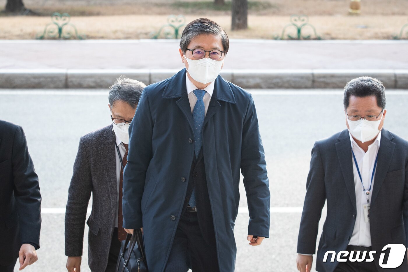 본문 이미지 - 변창흠 국토교통부 장관 후보자가 7일 경기 과천정부청사 서울지방국토관리청에 마련된 후보자 임시 사무실로 출근하고 있다. 2020.12.7/뉴스1 ⓒ News1 유승관 기자