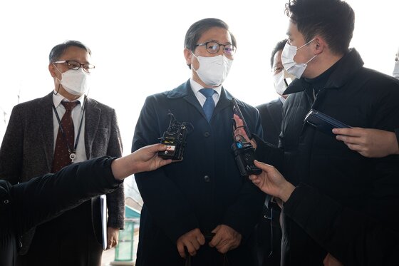 본문 이미지 - 변창흠 국토교통부 장관 후보자가 7일 경기 과천정부청사 서울지방국토관리청에 마련된 후보자 임시 사무실로 출근하고 있다. 2020.12.7/뉴스1 ⓒ News1 유승관 기자