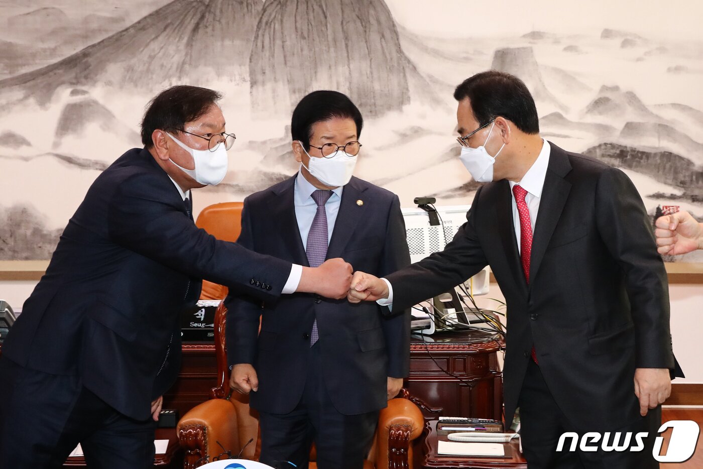 본문 이미지 - 7일 오전 국회 의장실에서 열린 국회의장 여야 원내대표 정례회동에서 김태년 더불어민주당 원내대표와 주호영 국민의힘 원내대표가 인사하고 있다. 2020.12.7/뉴스1 ⓒ News1 성동훈 기자