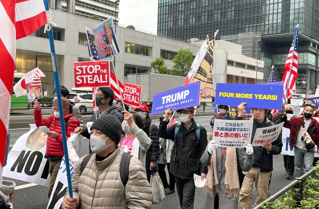 본문 이미지 - 지난달 29일 일본 도쿄에서 열린 미국 대선 불복 시위. (일본 아사히 신문) ⓒ 뉴스1