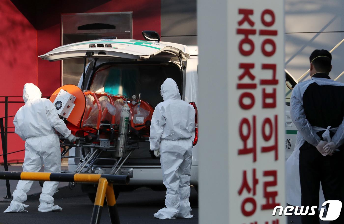 (서울=뉴스1) 이동해 기자 = 7일 서울 중구 국립중앙의료원 음압격리병동에서 방호복을 입은 의료진이 음압형 환자 이송장치를 엠뷸런스에 옮기고 있다. 최근 서울시 내 신종 코로나바 …