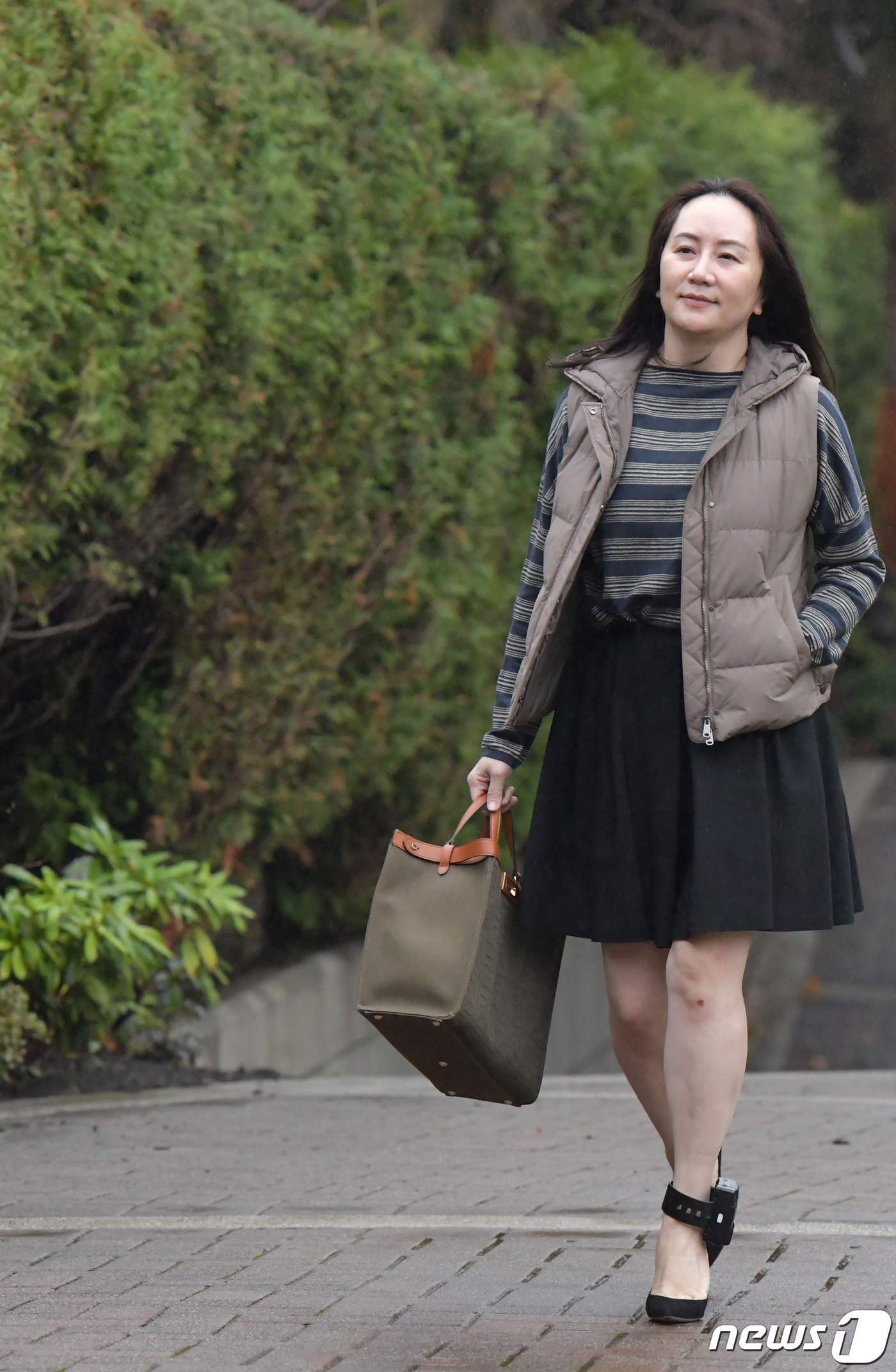 본문 이미지 - 멍완저우 중국 화웨이 부회장 겸 최고재무책임자가 7일(현지시간) 캐나다 밴쿠버에 있는 브리티시 컬럼비아주 대법원에서 열리는 공판에 참석하기 위해 자택을 나서고 있다. ⓒ AFP=뉴스1 ⓒ News1 우동명 기자