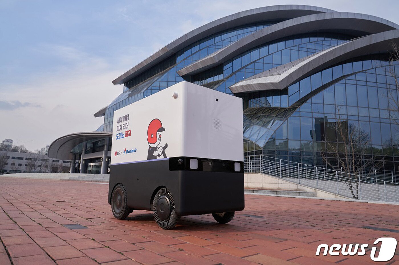 본문 이미지 - 도미노피자가 피자업계 최초로 성균관대학교 자연과학캠퍼스 내 매장에서 드론 '도미 에어'와 자율주행 로봇 '도미 런'을 이용한 배달 서비스 테스트를 지난 5일 실시했다. (도미노피자 제공) 2020.12.8/뉴스1