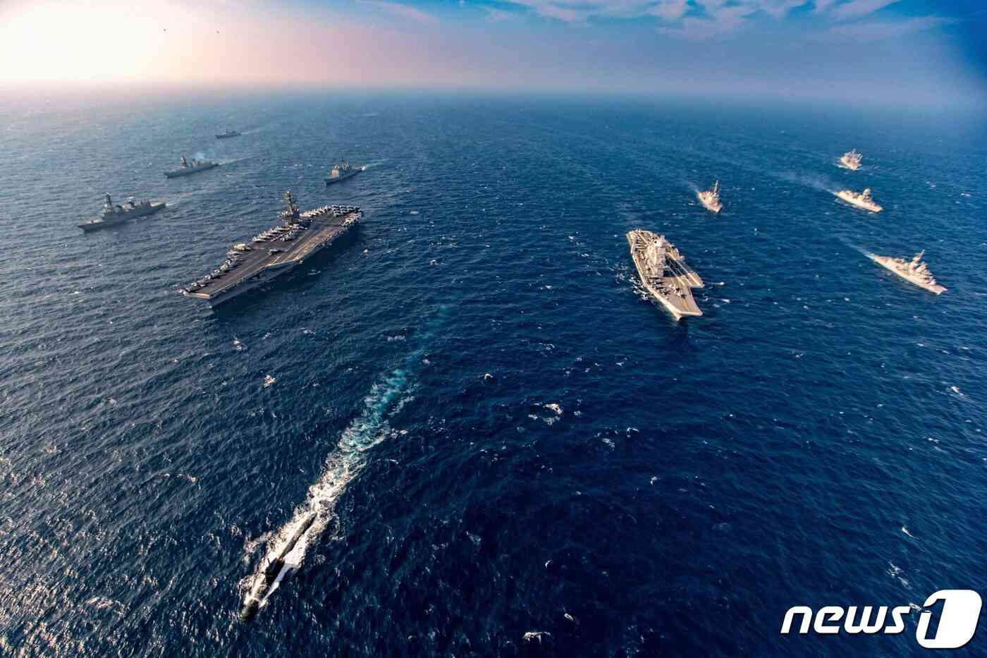 지난달 인도양에서 열시된 미국·일본·인도·호주 등 4개국 해군 합동훈련 '말라바르'에 참가한 미 항공모함 등 각국 함선들 © AFP=뉴스1