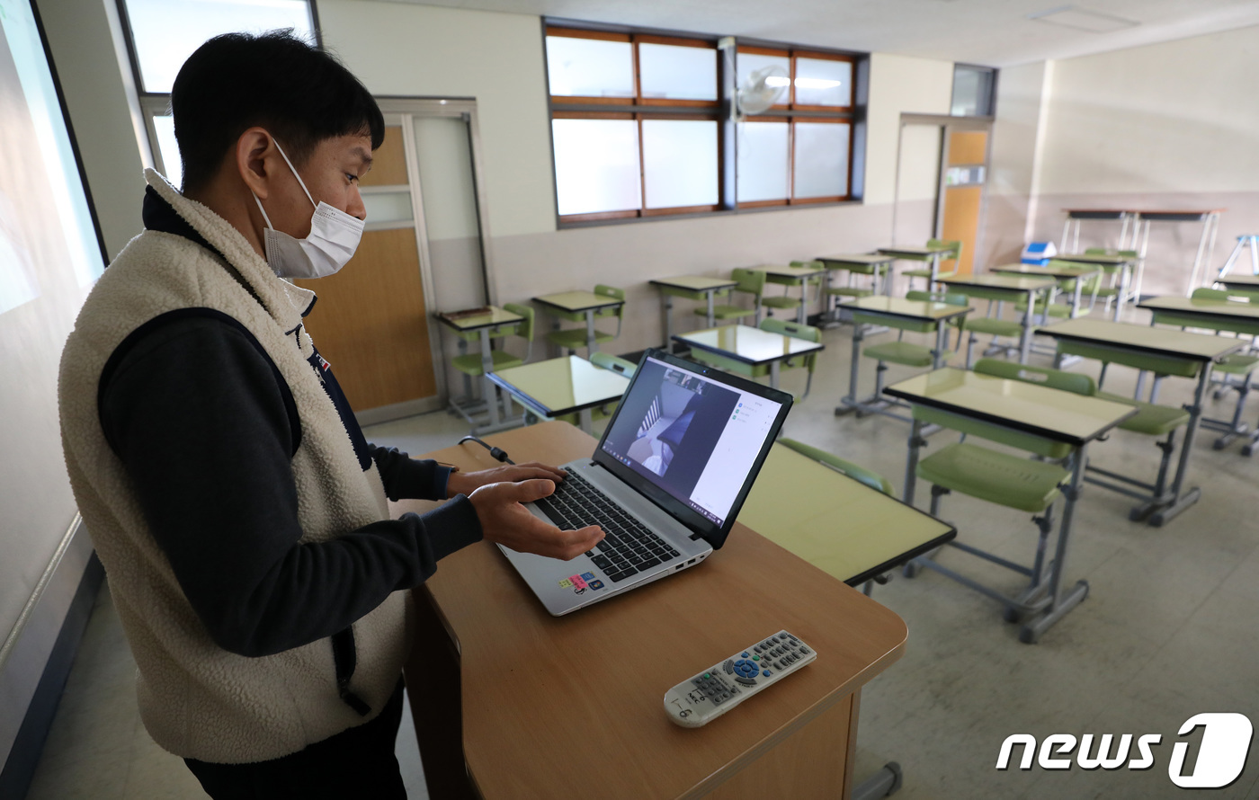 (서울=뉴스1) 이동해 기자 = 2주 동안 서울지역의 모든 중·고등학교의 수업 방식이 원격으로 전환된 가운데 8일 오전 서울 영등포구 선유고등학교에서 1학년 선생님이 학생들과 쌍방 …