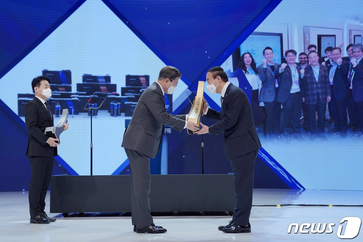 본문 이미지 - 문재인 대통령이 2020년 12월 8일 오전 서울 강남구 삼성동 코엑스 아티움에서 열린 제57회 무역의 날 기념식에서 전영현 삼성SDI(주) 대표이사 사장에게 삼십억불 수출의 탑을 친수하고 있다. 2020.12.8/뉴스1 ⓒ News1 박정호 기자