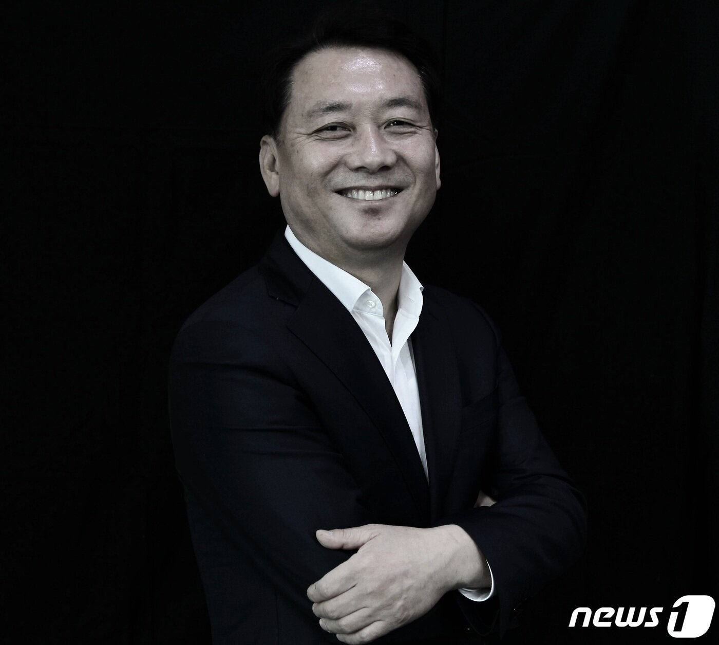 본문 이미지 - 이광재 의원이 사무실에서 포즈를 잡았다.ⓒ 뉴스1 이길우 객원대기자