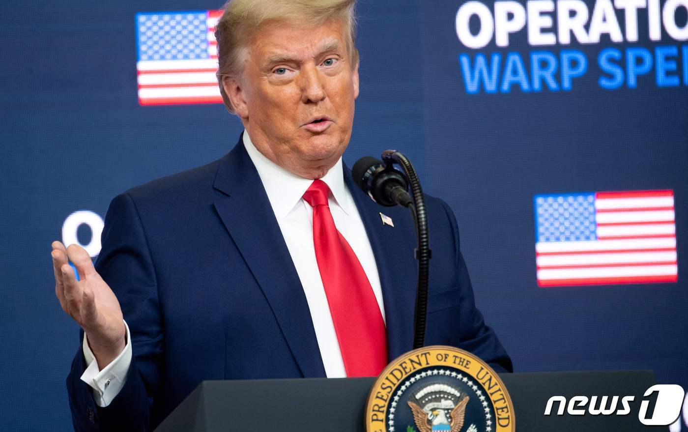 본문 이미지 - 도널드 트럼프 미국 대통령이 지난 8일 워싱턴 백악관에서 열린 코로나19 백신 회의에 참석해 미국인들에게 백신을 우선 접종하도록 하는 내용의 행정명령에 서명을 한 뒤 연설을 하고 있다. ⓒ AFP=뉴스1 ⓒ News1 우동명 기자