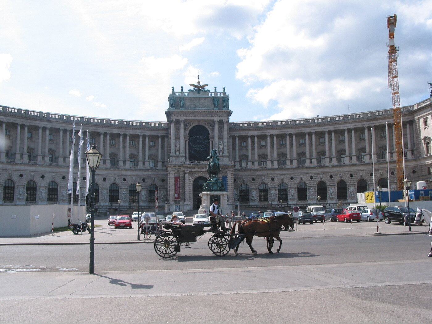 본문 이미지 - 호프부르크 헬덴광장에서 본 궁전 발코니. 조성관 작가 제공