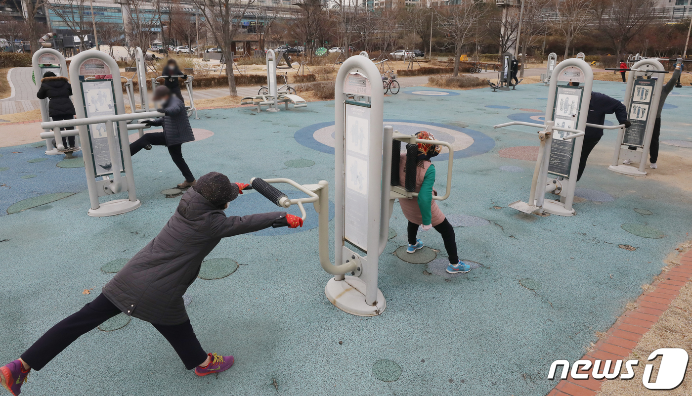 (서울=뉴스1) 송원영 기자 = 정부가 신종 코로나바이러스 감염증(코로나19) 확산을 방지하고자 여러 실내 공간 이용을 제한하는 가운데 9일 오후 서울 광진구 한강시민공원을 찾은 …