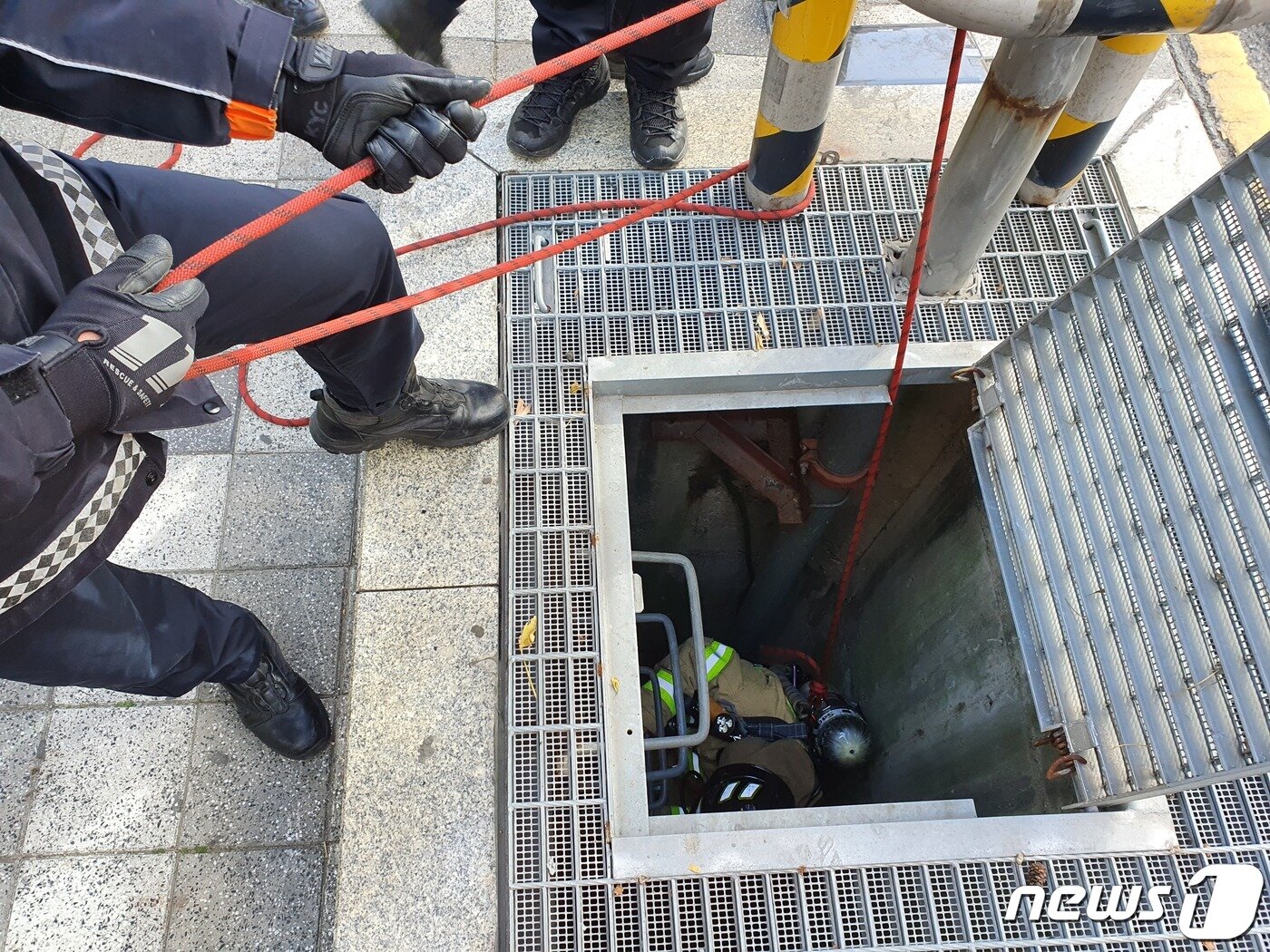 본문 이미지 - 9일 부산 사하소방서가 괴정동 지하구(통신·전력)에서 화재 진압 현지적응훈련을 실시하고 있다.(사하소방서 제공)ⓒ 뉴스1