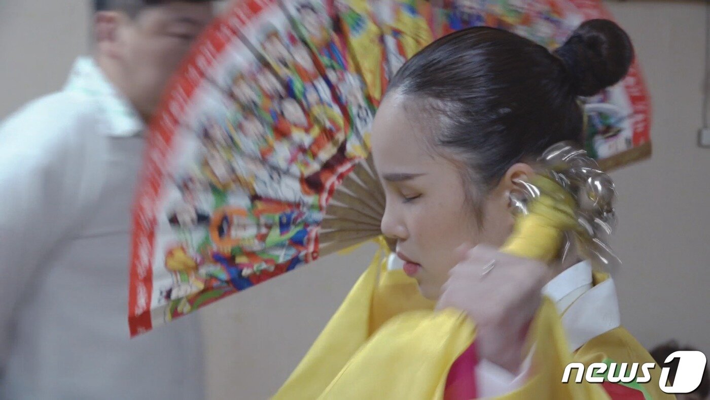 본문 이미지 - 피겨요정에서 무속인으로 변신한 최원희 씨. ⓒ News1 이승아 기자