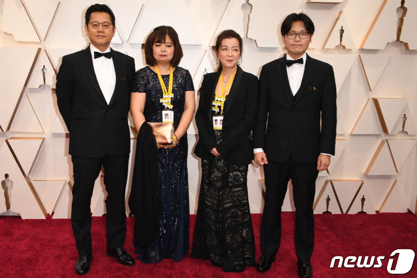 본문 이미지 - 제92회 아카데미 시상식 레드카펫에 선 '부재의 기억' 팀 ⓒ AFP=뉴스1