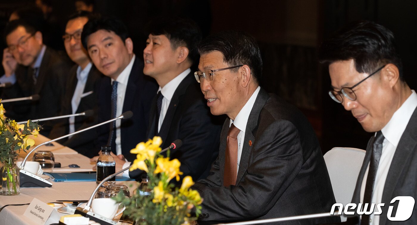 본문 이미지 - 은성수 금융위원장이 10일 서울 여의도 콘래드서울에서 외국계 금융회사 대표들과 오찬 간담회를 하고 있다. (금융위원회 제공) 2020.2.10/뉴스1